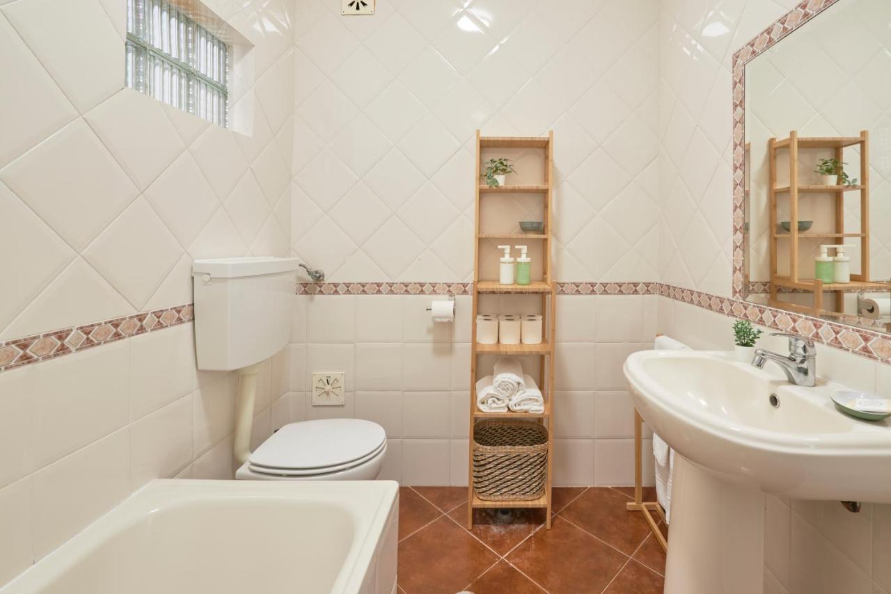 Central & Sunny 2Br Apt Near Beach, By Timecooler Setubal Luaran gambar